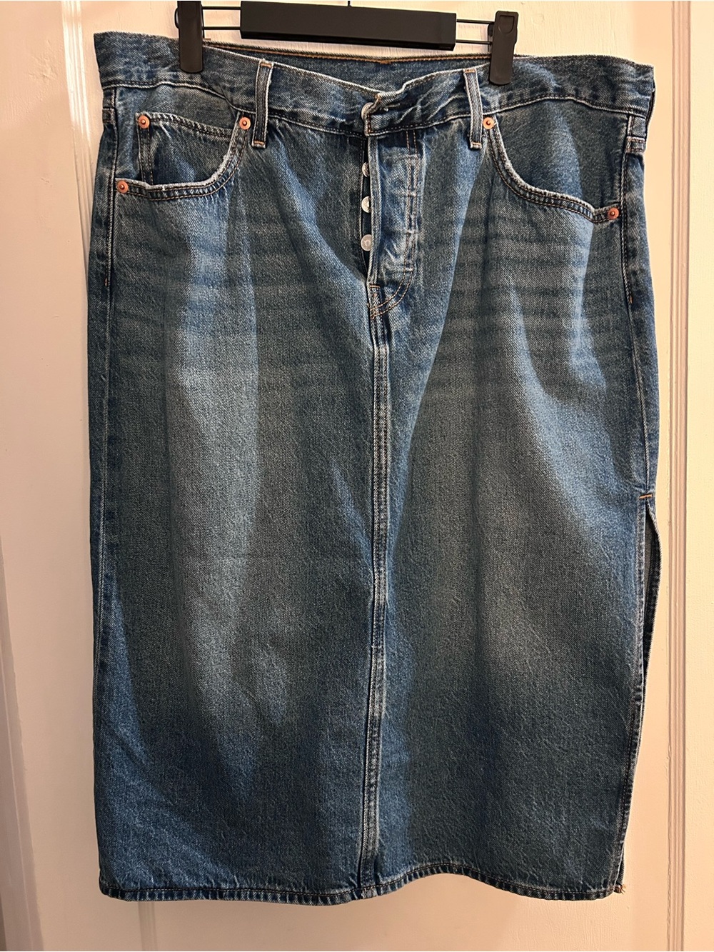 Levi’s Women’s Blue Denim Midi Skirt - Classic High-Rise Button Front Size 33